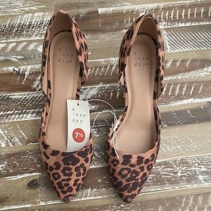 Leopard print suede pumps